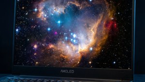 手提電腦顯示一個色彩繽紛的宇宙星雲，帶有星星和發光的雲。