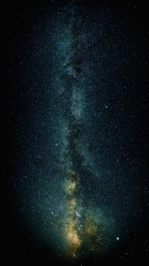 銀河系垂直延伸穿過滿是星星的夜空。