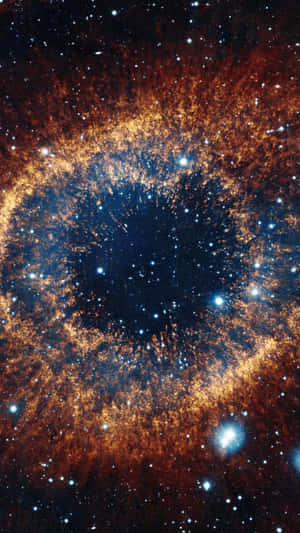 一個充滿活力的宇宙星雲，在黑暗虛空背景下有發光的橙色和藍色恆星。 — iPhone 8 壁紙