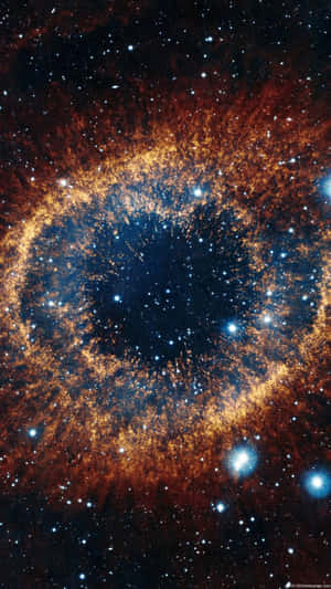 一個充滿活力的宇宙星雲，在黑暗的太空背景下有發光的橙色和藍色恆星。