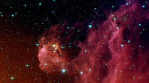 在深空中帶有發光星星的彩色星雲。