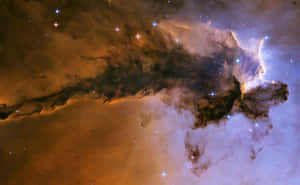 在深空中，一個充滿活力的宇宙星雲，帶有發光的恆星和旋轉的橙藍色雲層。