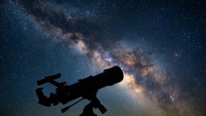 望遠鏡指向繁星夜空中的銀河系。