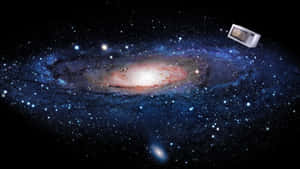 一個微波爐漂浮在外太空，位於一個螺旋星系之上。