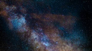 廣闊的星場，在深空中閃耀的星雲和宇宙塵埃。