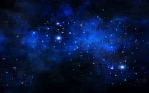 深空中帶有發光恆星和宇宙塵埃的廣闊藍色星雲。