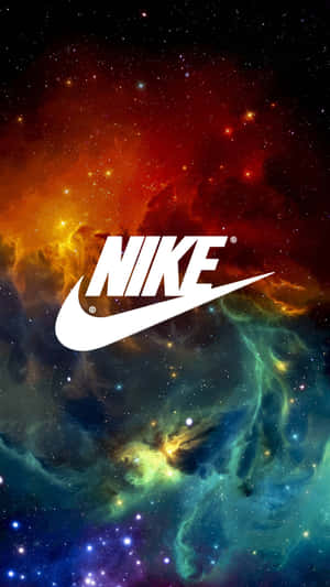 Nike標誌位於色彩繽紛的宇宙星雲中央，點綴著星星