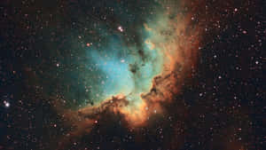 在深空中無數恆星之間閃耀的充滿活力的青綠色和橙色星雲。