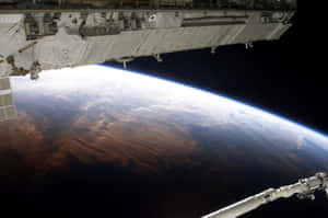 從國際太空站看到的地球，可見雲層和海洋。
