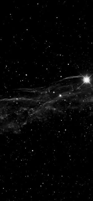 一個宇宙星雲，一顆明亮的星星照亮了旋轉的塵埃雲。