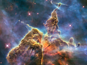 色彩繽紛的星雲中的宇宙柱，帶有明亮的星星 — 太空 壁紙