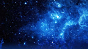 深邃太空中充滿發光星星的鮮豔藍色星雲。