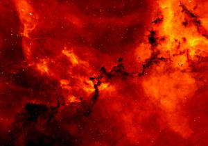 熾熱的紅色和橙色星雲，帶有發光的雲氣和遙遠的星星，在深空中。