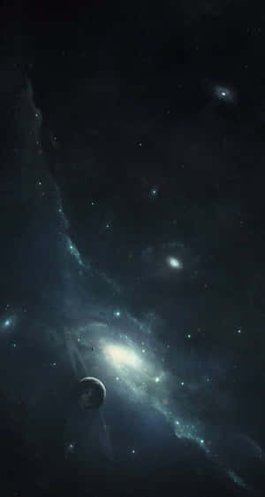 一個發光的螺旋星系，帶有藍色星雲和一顆行星，在充滿星星的太空場景中。