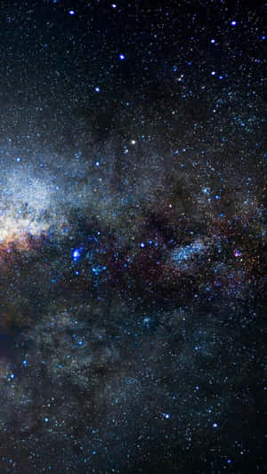 銀河系中閃耀的星雲和夜空中無數的星星。