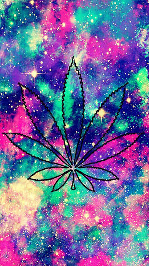 黑色輪廓大麻葉在色彩繽紛的星空背景上。
