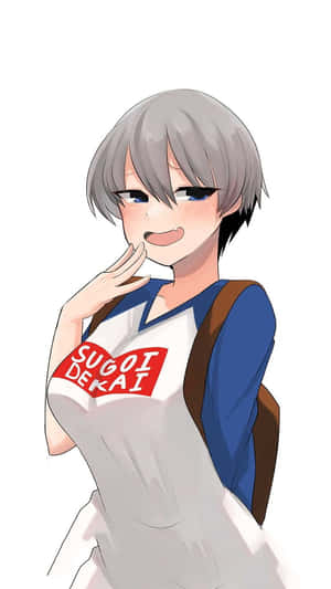 灰色頭髮的動畫女孩微笑著穿著「SUGOI DEKAI」T恤，背著背包。