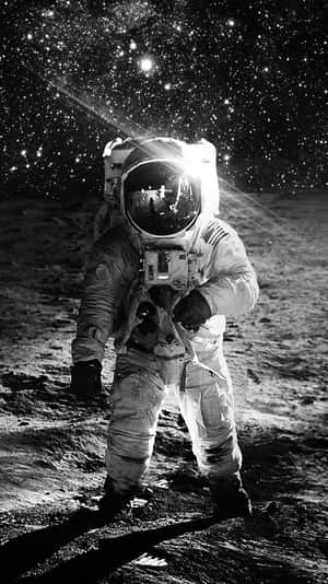 月球表面的太空人，頭盔反射中有星星和地球。