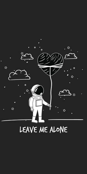 一個太空人在太空中拿著一個心形氣球，有雲和星星，文字是「讓我一個人」。 — 太空人 壁紙