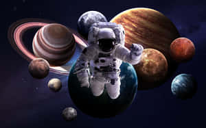 太空人在太空中漂浮，被色彩繽紛的行星和環包圍。