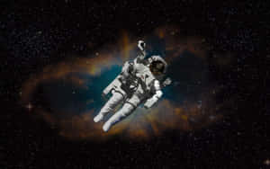 太空人在有星星的彩色星雲附近太空漂流。