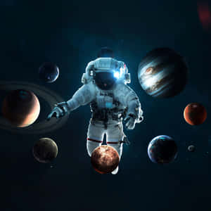 太空人在深空中漂浮於行星和環之間。
