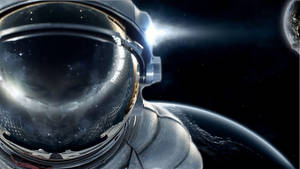 穿著太空衣的太空人看著背景有星星的遙遠行星。 — 太空 壁紙