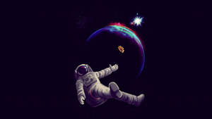 太空人在色彩繽紛的行星和明亮的星星附近漂浮。 — 太空人 壁紙