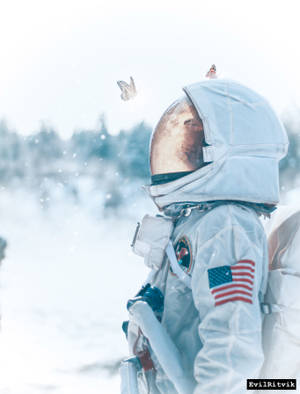 太空人在雪地荒野中觀看蝴蝶
