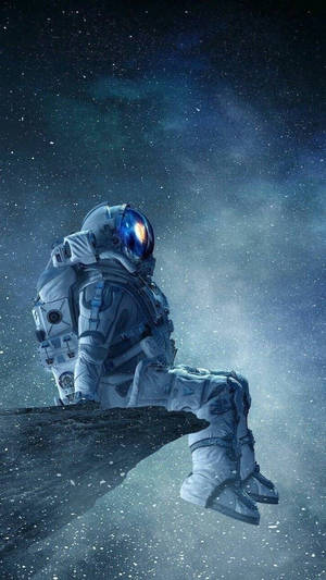 孤獨的太空人坐在外太空的岩石上，凝視著星光燦爛的星雲。
