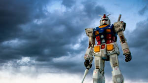 暴風雨天空下的Gundam機械人雕像