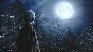 白髮人物在雪地森林中，夜晚明亮的滿月下。