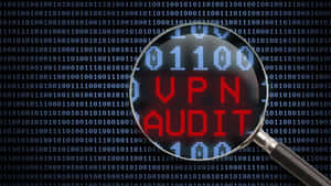 放大鏡聚焦於二進制代碼背景上的 VPN AUDIT 文字。