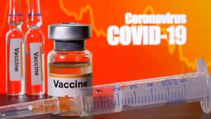 帶有 COVID-19 文字和圖表的醫療疫苗瓶和注射器，背景為橙色。
