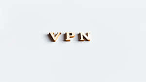 木製字母在白色背景上拼出 VPN。