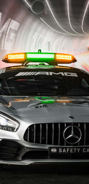 銀色 Mercedes-AMG FIA 安全車，在隧道中閃爍燈光。