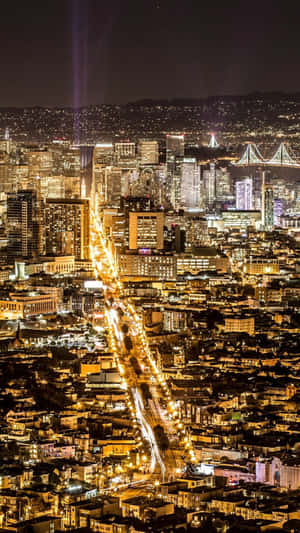 夜間三藩市城市景觀，閃爍建築物和蜿蜒街道的光跡。