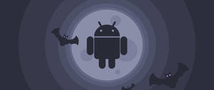 Android 機械人與蝙蝠在發光的月亮周圍飛舞。