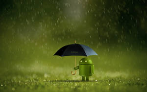 綠色Android吉祥物在雨中草地上手持雨傘。