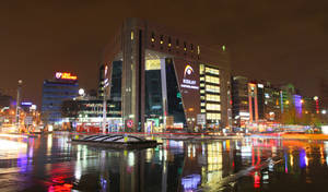 夜晚城市，濕漉漉的街道反射著霓虹燈光和高樓大廈。 — 夜景城市 壁紙