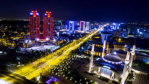 現代城市夜間高空視角，建築物閃爍，一座顯眼的清真寺。 — 夜景城市 壁紙