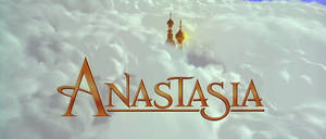 金色 Anastasia 標題漂浮在雲層之上，大教堂尖頂清晰可見。 — 唯美雲朵動態 壁紙