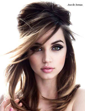 Ana de Armas 在工作室肖像中，頭髮被風吹拂，煙燻眼妝。