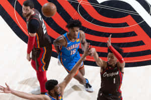 四位籃球運動員在比賽中爭奪一個鬆散的球。