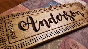 訂製木製克里比奇板，以草書刻有「Anderson」。