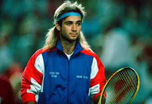 網球運動員 Andre Agassi 身穿戴維斯盃外套手持球拍 — 網球 壁紙