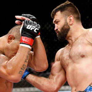 兩名男性MMA拳手在激烈的UFC比賽中，一人揮拳擊打另一人。