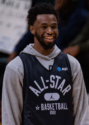 籃球運動員在比賽中穿著All-Star 2022球衣微笑。