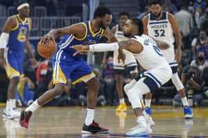 籃球運動員在比賽中被防守時運球。