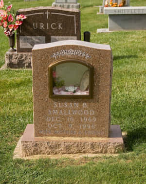 Susan B. Smallwood 的墓碑，墓地上有鮮花和草。 — 陣亡將士紀念日 GIF 壁紙